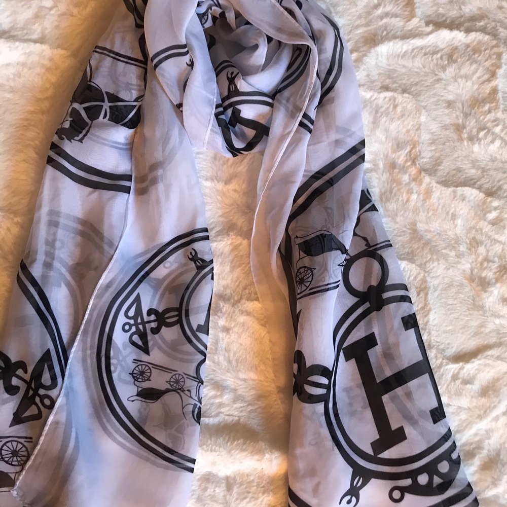 Very stylish monochrome scarf